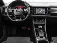 Škoda Kodiaq 1.5 TSI 150pk DSG Sportline Business 7p. · Camera · Inklap. Trekhaak · Keyless · Elek. Bestuurdersstoel + Geheugen · Matrix LED · Garantie t/m 27-05-2028 of 100.000km