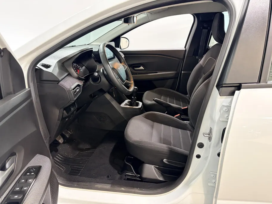 Dacia Sandero 100PK TCe ECO-G Expression | 1e eigenaar | Airco | Parkeersensoren | Camera | Apple CarPlay/Android Auto | Elektrische Ramen & Spiegels | Licht & Regen Sensor | Full LED |