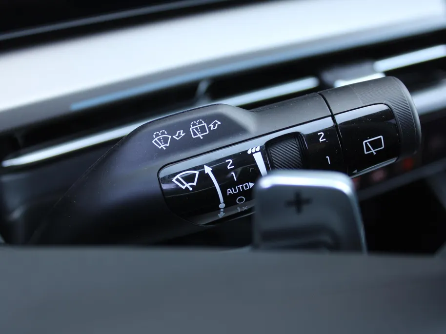 Kia Niro 1.6 GDi Hybrid DynamicPlusLine | Stuur-/stoelverwarming | Schuifdak | Elek. stoelverstelling + achterklep | Dodehoekdetectie | Camera | Telefoonlader | HK audio | LED |