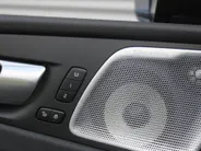 Volvo XC60 2.0 T8 Plug-in hybrid AWD Ultimate Black Edition | Trekhaak elektr. | Luchtvering | Schuifdak | Leer | Geheugenstoelen | B&W audio | Stoelventilatie | Winterset | Zeer nette auto |