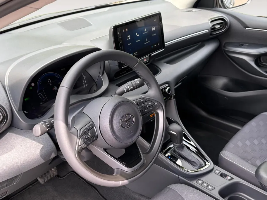 Toyota Yaris 1.5 Hybrid 115 Comfort Apple Carplay/Android Auto , cruise control adaptief en stuurhulp , climate , lm velgen , tel , usb , camera .