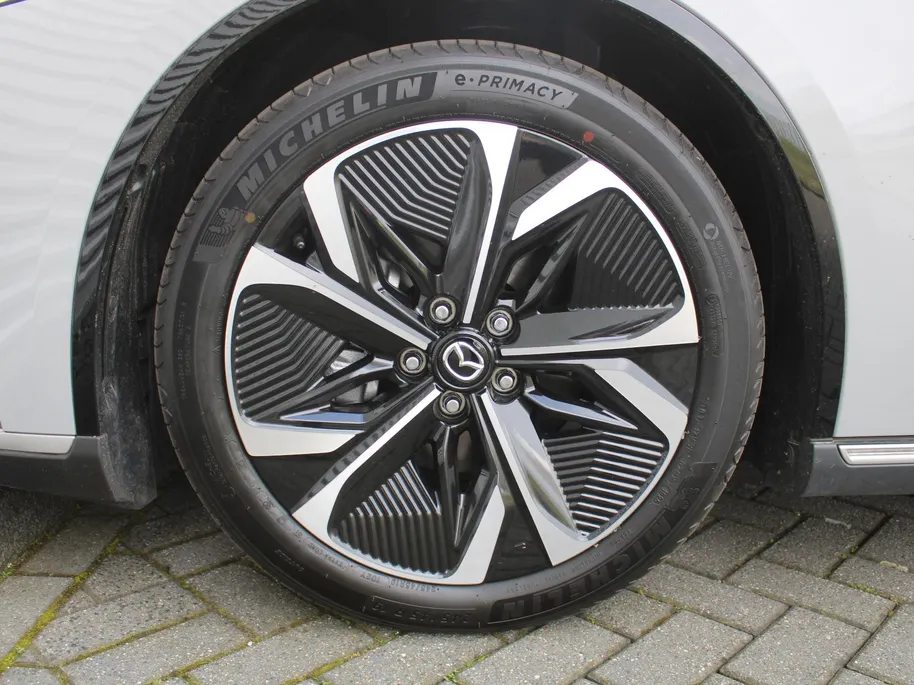 Mazda 6 6e Takumi Long Range 80 kWh | Stuur-/stoelverwarming + ventilatie | 360 camera | Pano dak | Zwart leer | 19' LM | HUD | LED | Elek. stoelverst. |