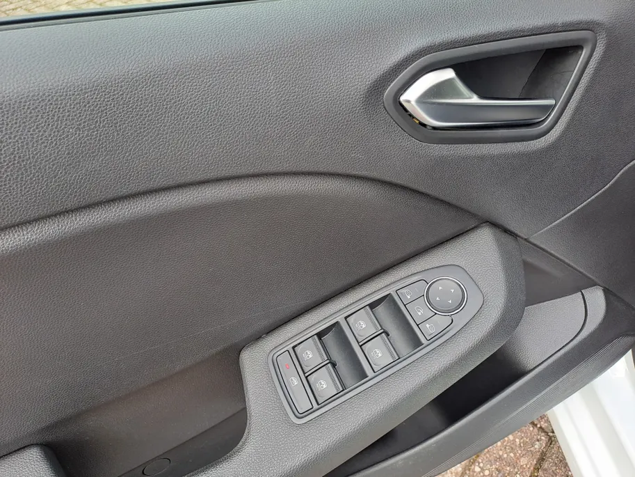 Renault Clio 1.6 E-Tech Full Hybrid 145 evolution AUTOMAAT | Navigatie | Sensoren | Airco | Cruise | Rijstrooksensor met correctie | DAB | Apple Carplay/Android Auto