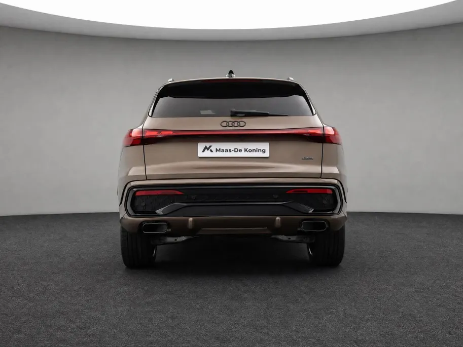 Audi Q5 e-hybrid quattro S edition Competition 367 PK · Tech pro · 20' LM Velgen · Glazen panoramadak · B&O Premium 3D