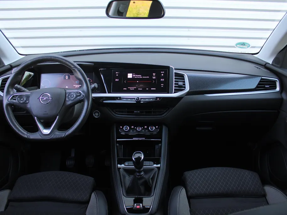 Opel Grandland 1.2 Turbo GS Line | Stuur-/ stoel-/ voorruitverwarming | Matrix LED | Elek. achterklep | 18' LM | Dodehoek detectie | Clima | Navi | Camera voor + achter |