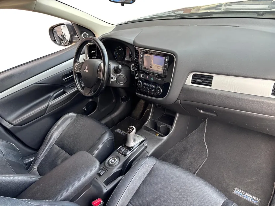 Mitsubishi Outlander 2.0 PHEV Instyle+ | Stoelverwarming voor | Leder interieur | Achteruitrijcamera | Climate control | Cruise Control