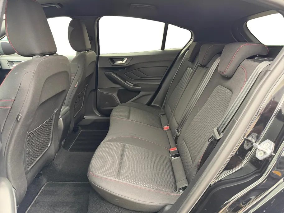 Ford Focus 1.0 EcoBoost Hybrid ST Line Style | Dealer onderhouden | NL auto | Winter pack | Cruise control | Parkeersensoren voor en achter | Achteruitrijcamera | Draadloos opladen mobiel | Apple carplay & Android auto | Keyless entry | Privacy glas | Bovag garantie