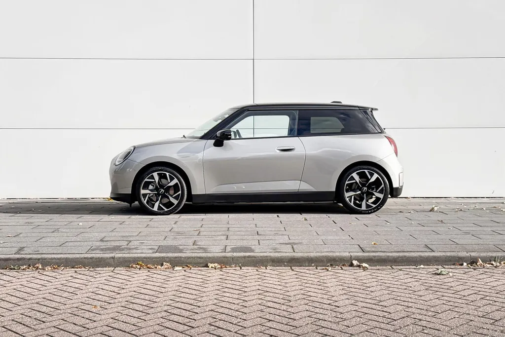 MINI Cooper 3-deurs Electric Cooper E Favoured L 40.7 kWh