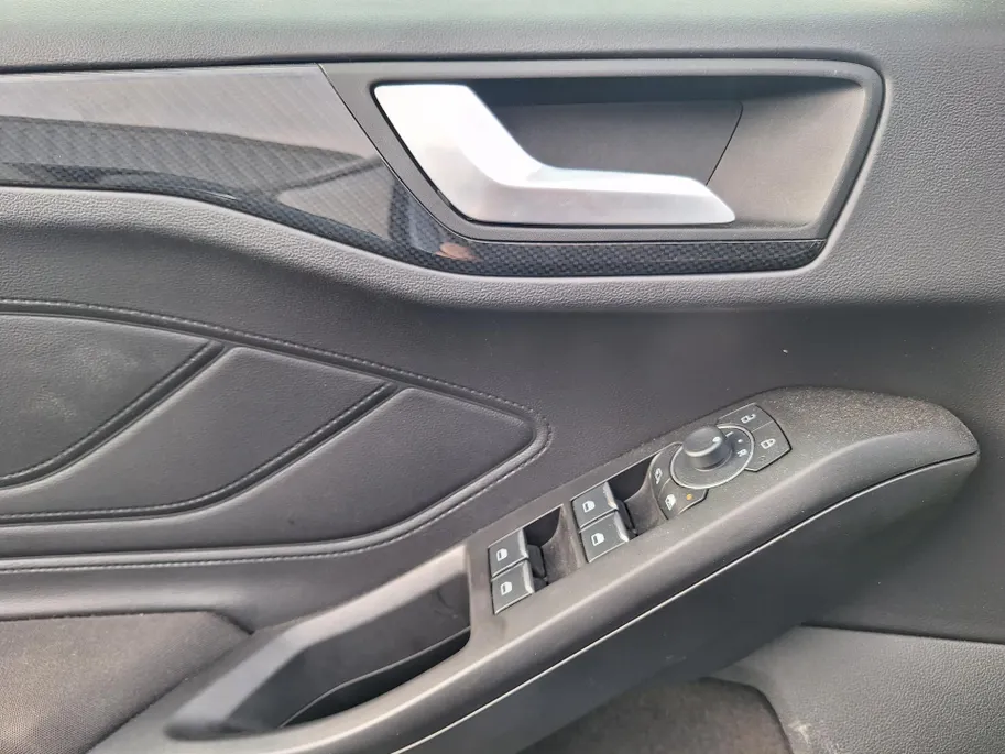 Ford Focus Wagon 1.0 EcoBoost Hybrid ST Line WINTERPAKKET / NAVIGATIE GROOTSCHERM.