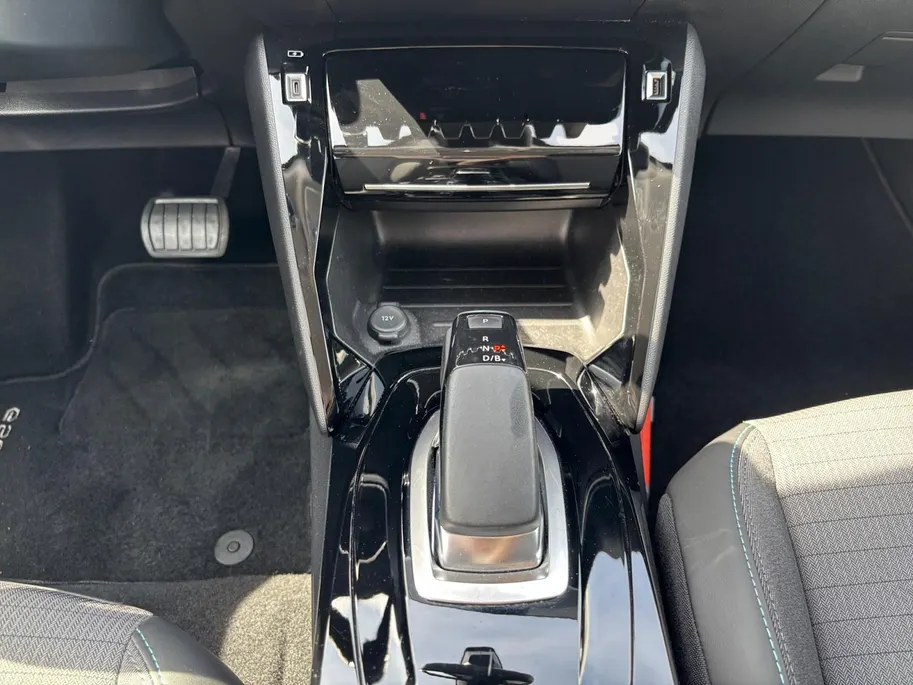 Peugeot e-2008 EV Allure Pack 50 kWh | Stoelverwarming | Cruise | Camera