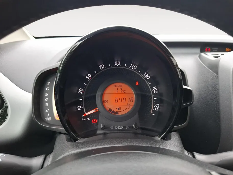 Toyota Aygo 1.0 VVT-i x-play | ACHTERUITRIJCAMERA | 5 DEURS | TELEFOON | AIRCO | ELEKTRISCHE RAMEN |