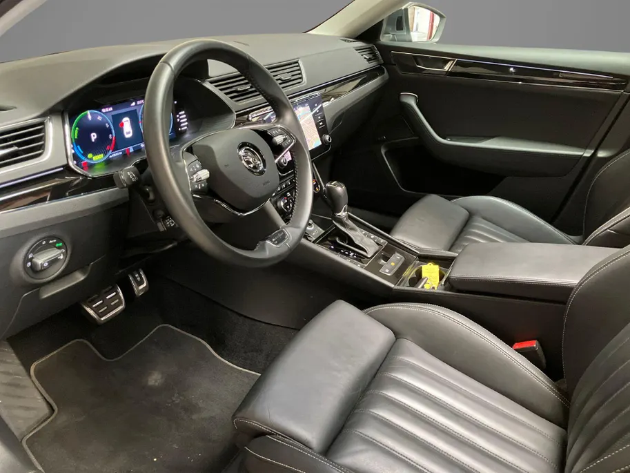 Škoda Superb 1.4TSIiV 160kW/218PK Laurin & Klement · Panoramadak · Leder · Navigatie · 360gr Camera · Apple/Android Car Play · Canton Audio ·