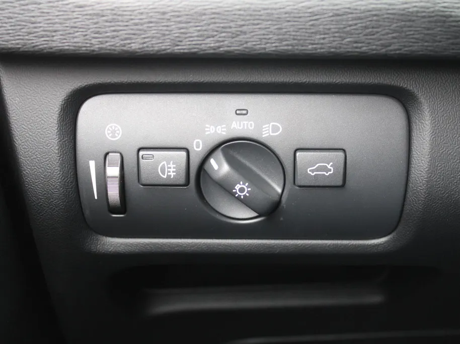 Volvo V40 Cross Country 1.5 T3 Dynamic Edition | Trekhaak | 17' LM | Panoramadak | Leer | PDC v+a | Camera | Stoel-/voorruitverwarming | HK audio |