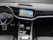Volkswagen Touareg 3.0TSI 340kW/462PK R-line · Panoramadak · Trekhaak · Leder · Luchtvering