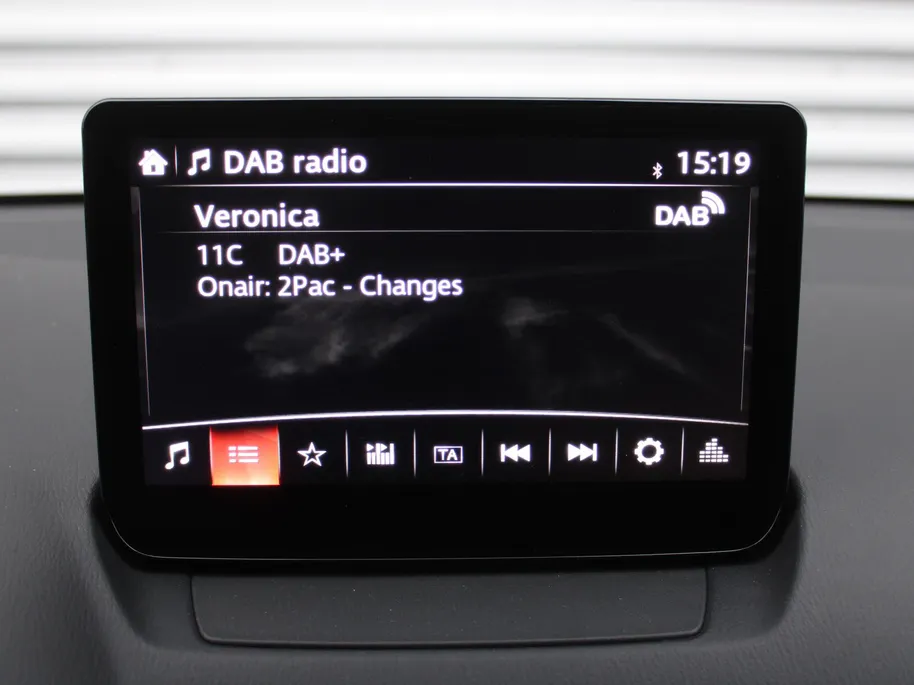 Mazda 2 1.5 e-SkyActiv-G 90PK 6MT Homura | Stuur-/stoelverwarming | Camera | Dodehoek detectie | LED | 16' LM | Carplay | Clima | Cruise |