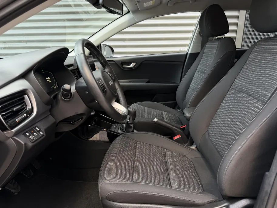 Kia Stonic 1.0 T-GDi MHEV DynamicPlusLine | Apple Carplay / Android Auto | Navigatiesysteem | Stoel + Stuurverwarming | Licht + Regensensor | Parkeersensoren + Camera Achter | Cruise Control | 16' Lichtmetalen Velgen