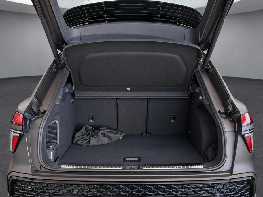 Audi Q3 e-hybrid S edition 272 PK · Tech pro · Trekhaak elek. wegklapbaar · Glazen panoramadak