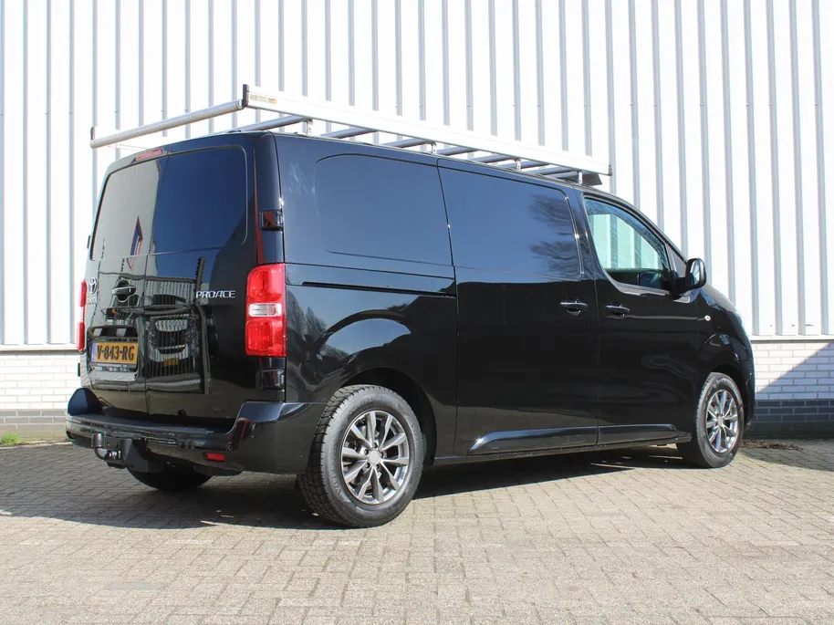 Toyota ProAce Worker 1.6 D-4D Professional | Trekhaak | Imperiaal | Zijwandbekleding | Betonplex vloer | PDC | Clima | Navi | 16' LM | All seasons |