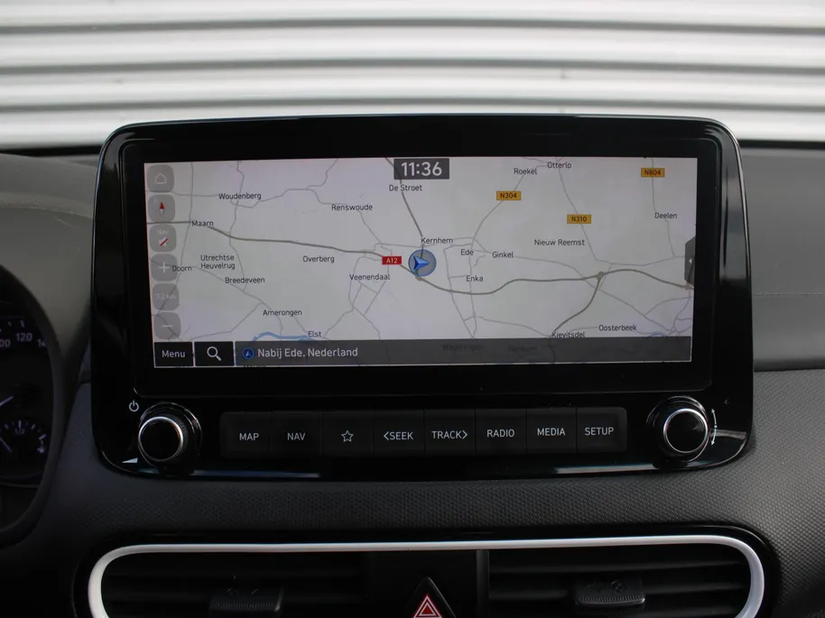 Hyundai Kona 1.6 GDI HEV Comfort | Trekhaak | Camera | 16' LM | Cruise adapt. | Navi | Apple Carplay/Android Auto | Clima | All seasons |