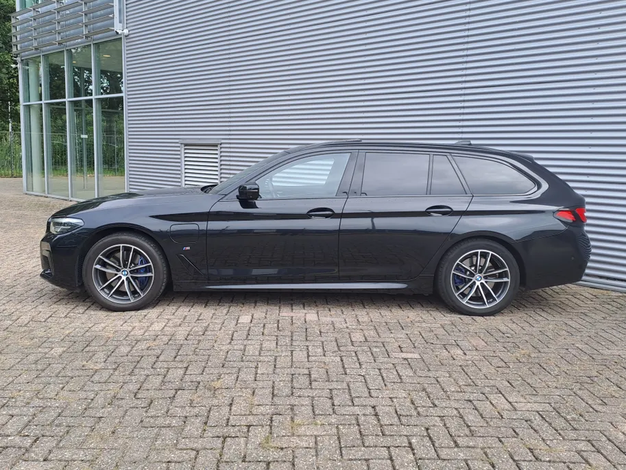 BMW 5 Serie Touring 530e xDrive M SPORT | Pano | Harman Kardon | 360 Camera | Head up | Elektrisch Wegklapbare Trekhaak | Voorstoelen verwarmd | Navigatie | Apple Carplay/Android Auto | Leer