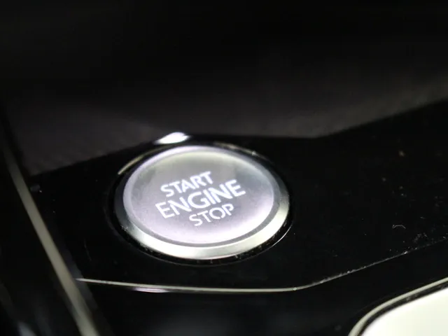 Volkswagen T-Roc 1.5 TSI R-Line DSG Automaat Blackstyle Navigatie | Climate Control | El. Achterklep | Camera | 4-Seizoenen banden
