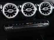 Mercedes-Benz GLA 200 Business Solution AMG l Trekhaak l Keyless l Panoramadak l Ambiente lichtpakket
