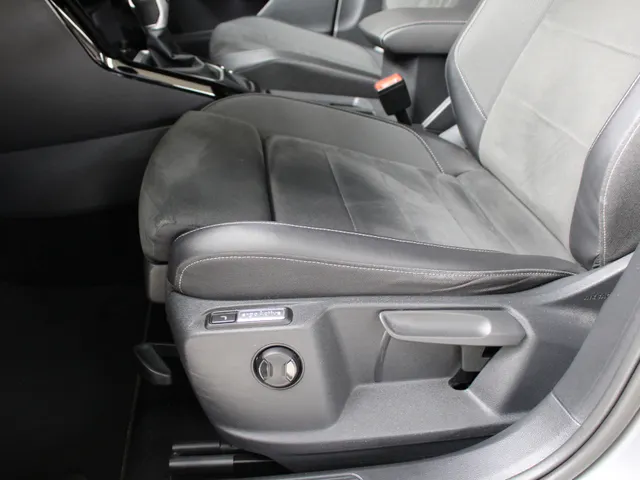 Volkswagen T-Roc 1.5 TSI R-Line DSG Automaat Blackstyle Navigatie | Climate Control | El. Achterklep | Camera | 4-Seizoenen banden