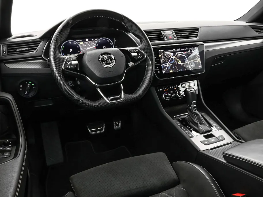 Škoda Superb Combi 1.4 TSI iV 218pk DSG Sportline Business · Panoramadak · 360 Camera · Inklap. Trekhaak · Matrix LED · Canton Audio · Elek. Stoelen + Geheugen ·
