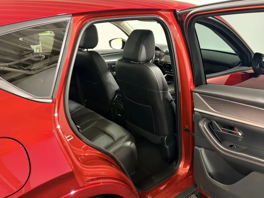 Mazda CX-60 325PK e-SkyActiv PHEV Takumi Automaat | Trekhaak | Digital Cockpit | 360 Camera | Head-Up Display | Schuif/Kantel Dak | Stoel & Stuurwiel Verwarming | Apple Carplay/Android Auto | Adaptieve Cruise Control | Dode Hoek Detectie | Elektrische Achterklep |