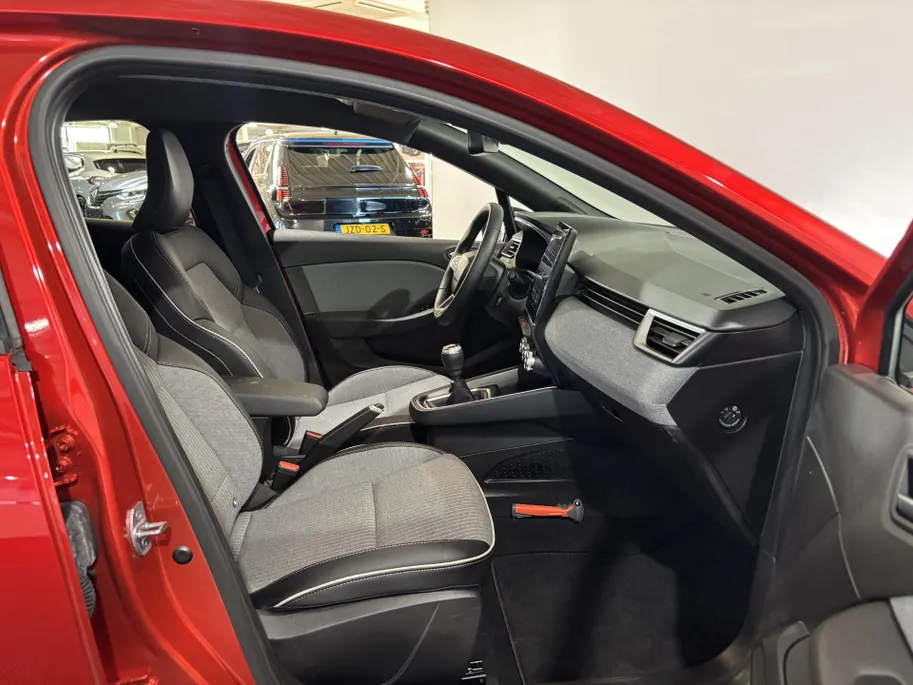 Renault Clio 90PK TCe GPF Techno | 9,3' Navi | Climate Control | Digital Cockpit | Camera | Parkeersensoren | Apple CarPlay/Android Auto | Full LED | Lichtemetalen Velgen | Licht & Regen Sensor |