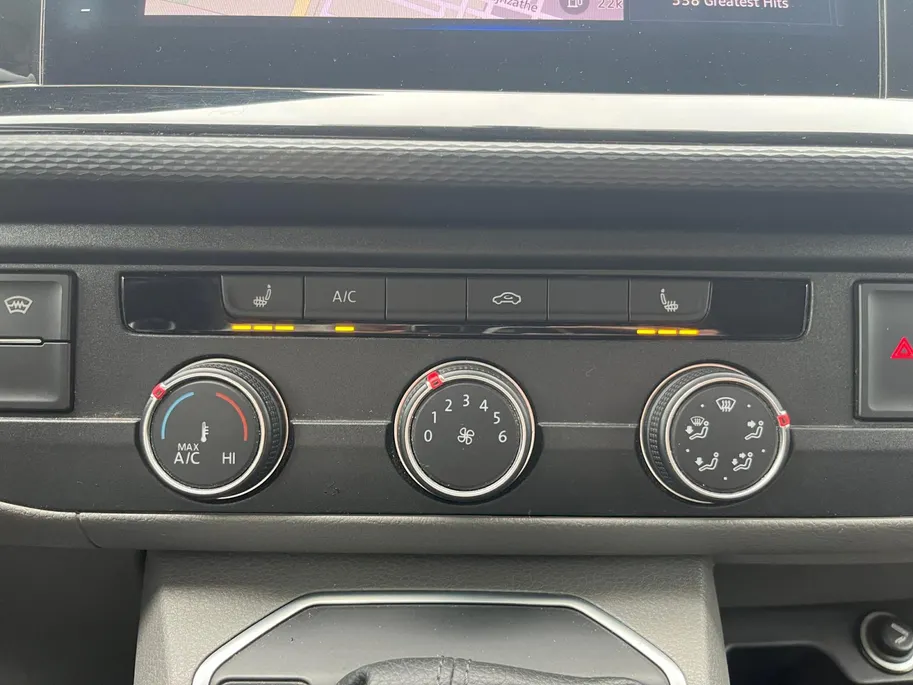 Volkswagen Transporter 2.0 TDI L2H1 28 Bulli | Trekhaak | navigatie | Lederen Bekleding | Imperiaal | Parkeer Camera | Stoelverwarming | Lichtmetalen Velgen |