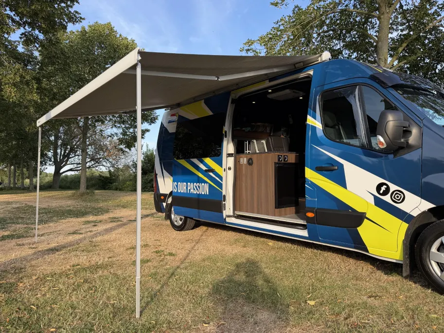 Renault Master T35 2.3 dCi 135 L3H2 Work Edition | Camper Edition | Motorsport Edition | Thule Omnistor Luifel | Airco in Leefruimte | TV | Koelkast | Magnetron | Volledig Bed | 2 Lederen Stoelen | DAB | LED Verlichting Leefruimte |