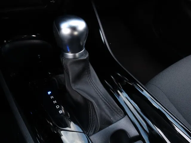 Toyota C-HR 1.8 Hybrid Style Bi-tone | Stuur en stoelverwarming | Blindspot | Trekhaak
