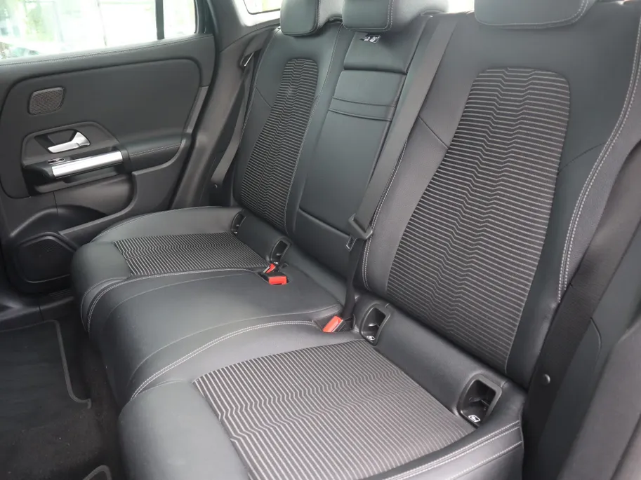 Mercedes-Benz EQA 250 Business Solution Luxury 67 kWh l Keyless l Achteruitrijcamera l Stoelverwarming l Ambiente lichtpakket