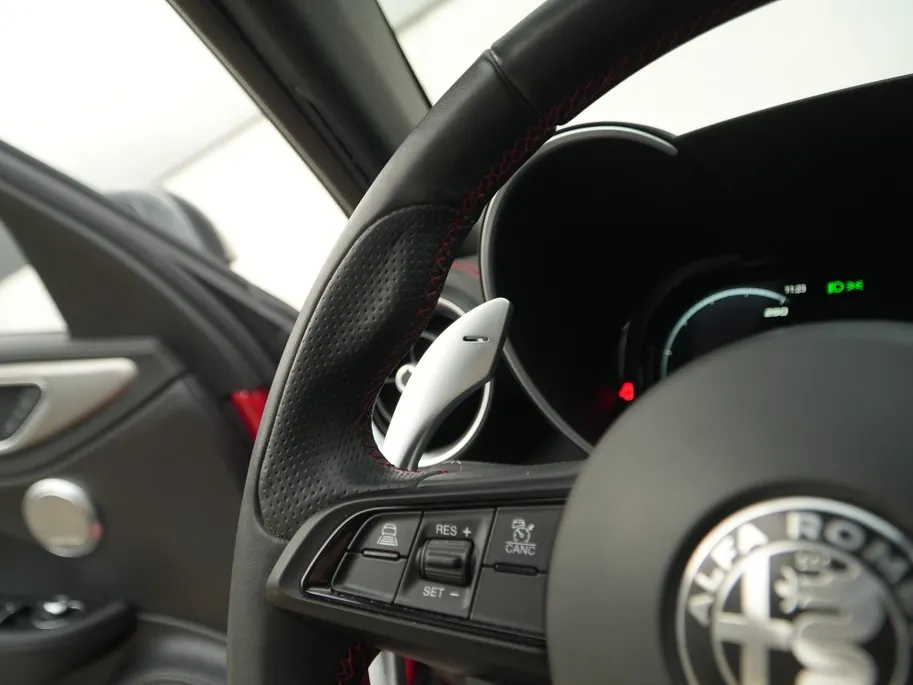 Alfa Romeo Giulia 2.0 Turbo 280 PK Competizione Q4 AWD | Harman | Veloce | 19' VERKOCHT