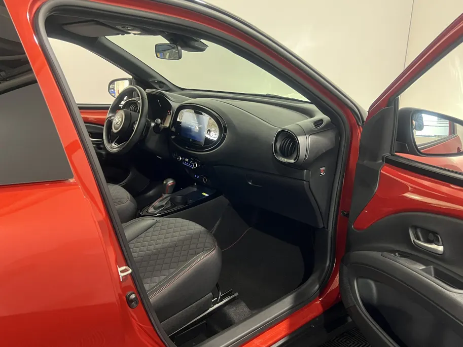 Toyota Aygo X 72PK VVT-i S-CVT Premium Automaat | 1e eigenaar | JBL Audio | Navi | Apple CarPlay/Android Auto | Adaptive Cruise Control | Licht & Regen Sensor | Lichtmetalen Velgen | Keyless Entry |