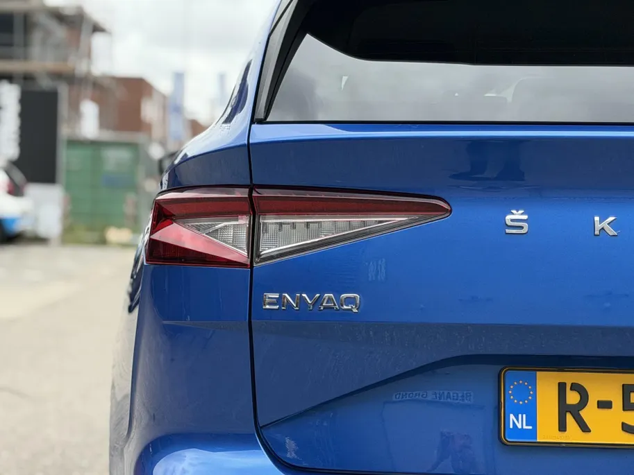 Škoda Enyaq iV 80 | Elektrisch verstelbare stoelen incl. geheugenfunctie | Stoel- en stuurverwarming | Elektrisch bedienbare achterklep | Lederen bekleding | Achteruitrijcamera | Parkeersensoren voor- en achter | Apple/Android Carplay