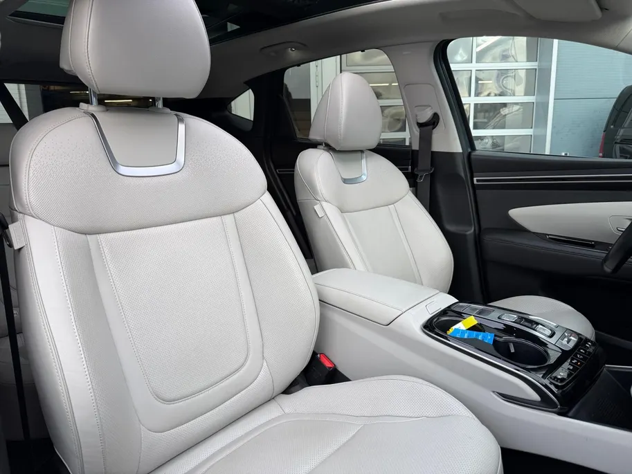Hyundai Tucson 1.6 T-GDI PHEV Premium Sky 4WD | Zeer compleet | Open dak | Unieke bekleding | Trekhaak | 360 graden camera | Stoel koeling & verwarming |