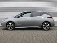 Nissan Leaf Tekna 40 kWh | Trekhaak | Stuur-/stoelverwarming | 360 Camera | LED | Dodehoek detectie | Cruise adapt. | 17' LM | Half leer/stof | Navi |