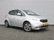 Kia Venga 1.4 CVVT First Edition | 16' LM | Trekhaak | Navi | Airco | Cruise | Camera | PDC | All seasons |