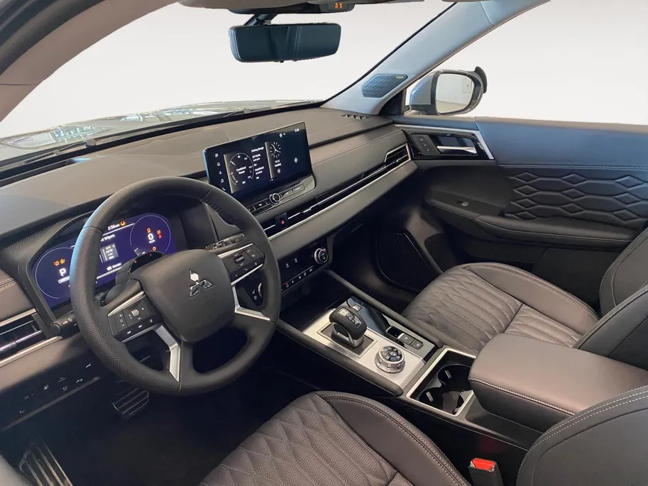 Mitsubishi Outlander 2.4 PHEV Instyle | 5.000 Voorraadkorting| Complete versie | Automatische achterklep | Stoel verwarming/ verkoeling | Schuif-kantel dak | 360 Camera |