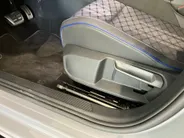 Volkswagen Golf 1.5 eTSI 150pk DSG R-Line · Apple/Android Car Play · Trekhaak ·  Camera + Parkeersensoren · Stoelverwarming · Garantie t/m 24-09-2030 of 100000km.