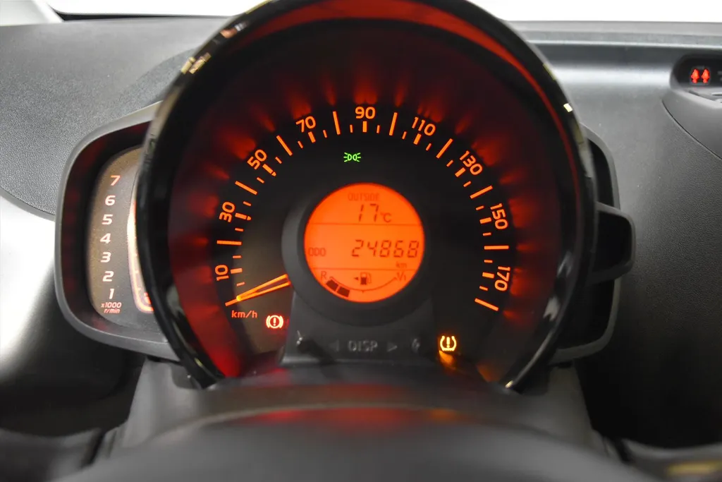 Toyota Aygo 1.0 VVT-i 69pk 5D x-play Cruise 24.000KM!