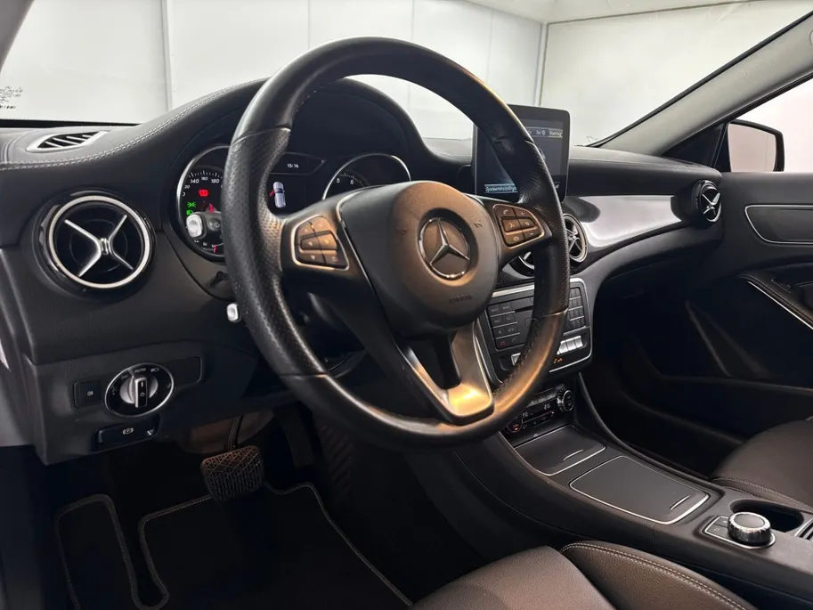 Mercedes-Benz GLA 200 Premium Automaat | Navigatie | Elektrische Achterklep | Lederen Bekleding