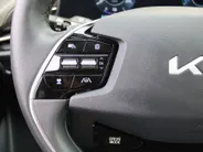 Kia Niro EV Edition Advanced 64.8 kWh | Stuur-/stoelverwarming | Elektr. stoelverstelling | Camera | Cruise adapt. | 17'LM | Clima | 17% bijtelling |