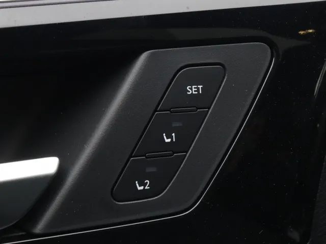 Mitsubishi Outlander 2.4 PHEV Black Edition All Seasons | Yamaha sound