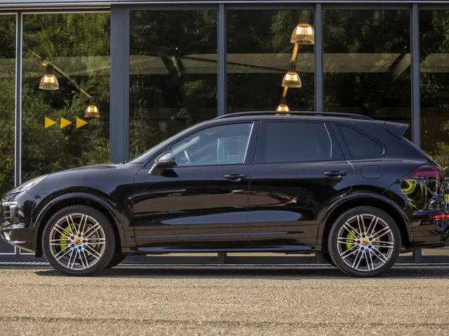 Porsche Cayenne 3.0 S E-Hybrid Platinum Edition NL Auto!