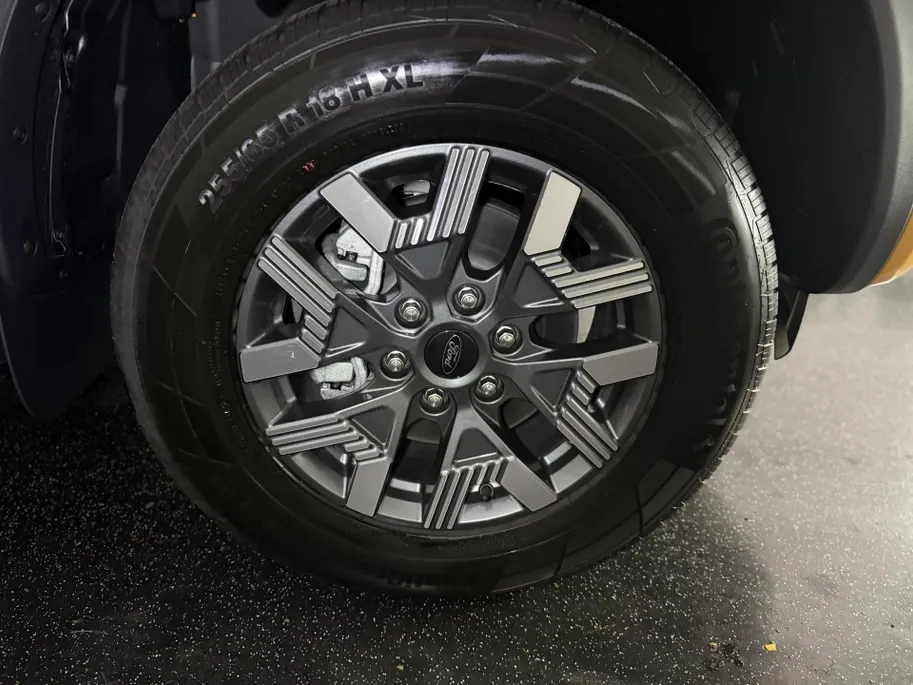 Ford Ranger Wildtrak Double Cab PHEV met o.a. een Elektrisch bedienbare rollertop, Trekhaak, Adaptieve cruise control, Dodehoekdetectie en een Achteruitrijcamera