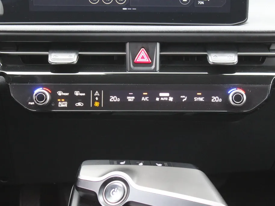 Kia EV6 Light Edition 63 kWh | Stuur-/stoelverwarming | Camera | 19' LM | LED | Adap. Cruise | Clima | Draadloze telefoonlader | 17% bijtelling |