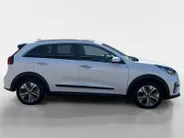 Kia e-Niro ExecutiveLine 64 kWh Meest luxe uitvoering | 1e Eigenaar | Dealer onderhouden | 3 Fase laden | Allseason banden | Metallic lak | Fabrieksgarantie | NAP
